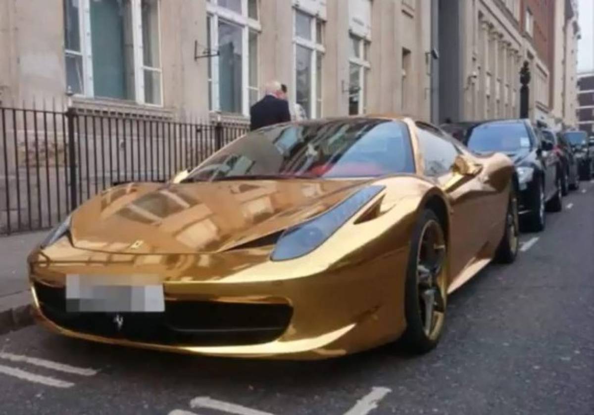 VIDEO: Ferrari dorado deslumbra en Londres