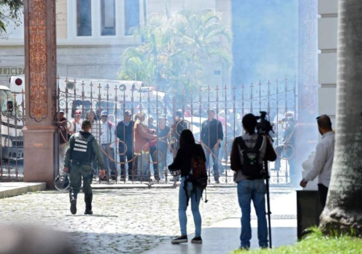 Decenas de personas entraron a los jardines del Palacio Legislativo y detonaron cohetes de fuegos artificiales. Foto AFP