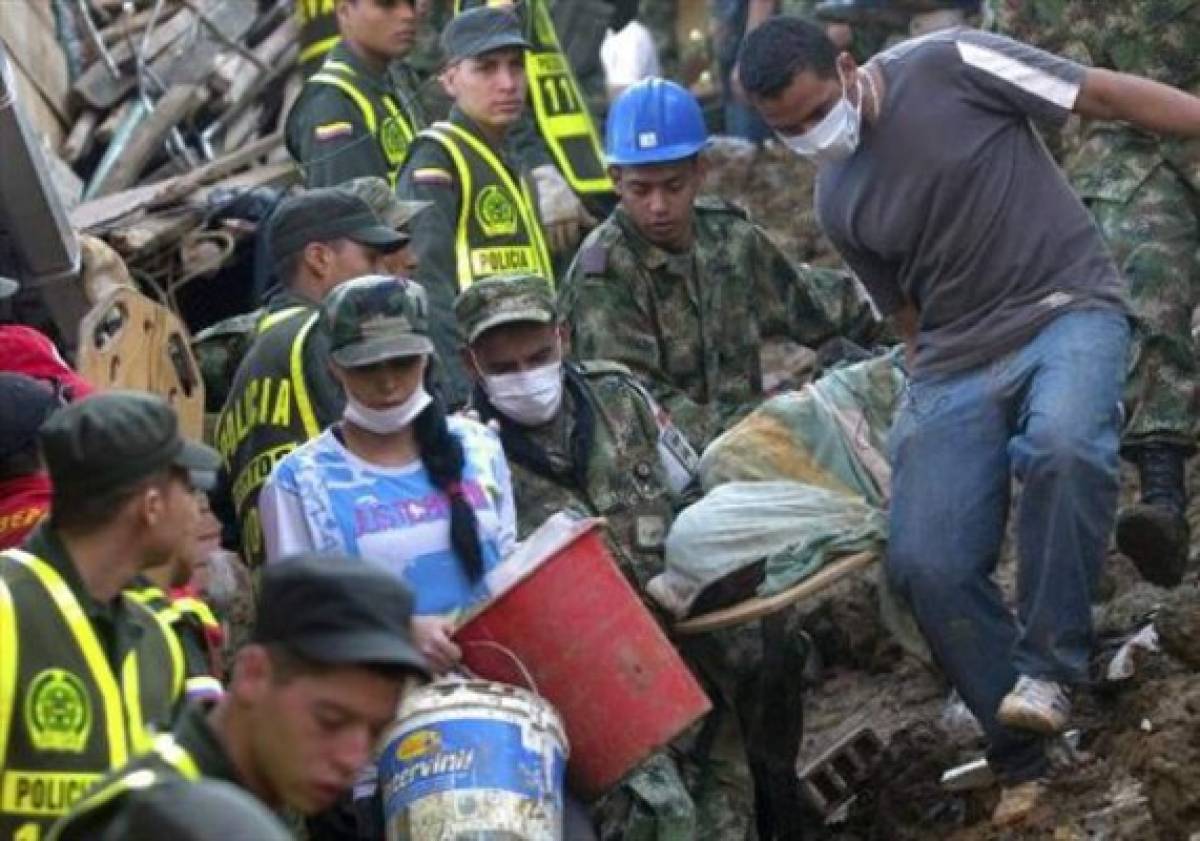 Recuperan más víctimas de fatal deslave en Colombia