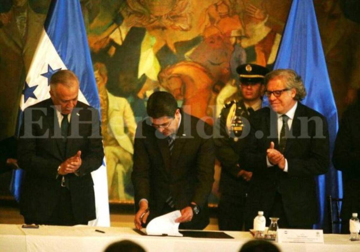 El presidente de la República, Juan Orlando Hernández, al momento de firmar la ley de política limpia en compañía de Luis Almagro, secretario general de la OEA (derecha), y Mauricio Oliva, presidente del CN (izquierda), foto: Johny Magallanes / EL HERALDO.