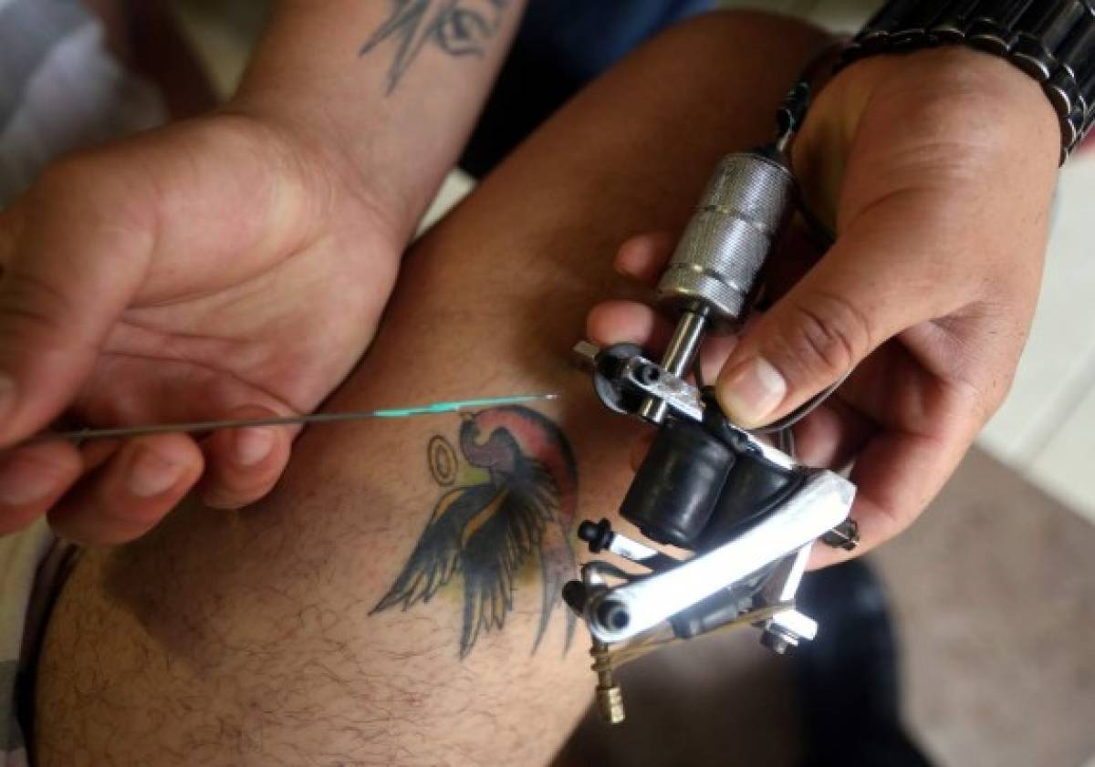 Apenas un centro de tatuajes opera con licencia sanitaria en la capital