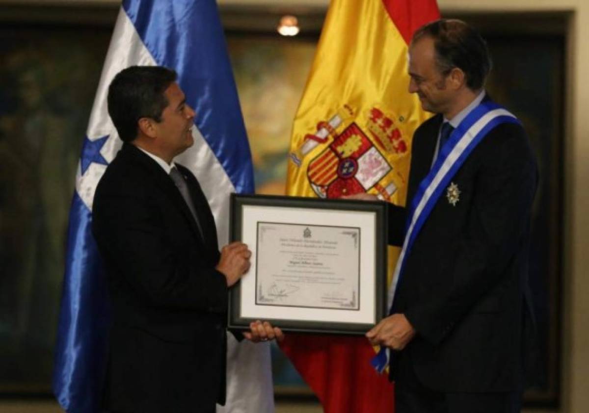 Condecoran al embajador de España con Orden Francisco Morazán en el grado Gran Cruz Placa de Plata 