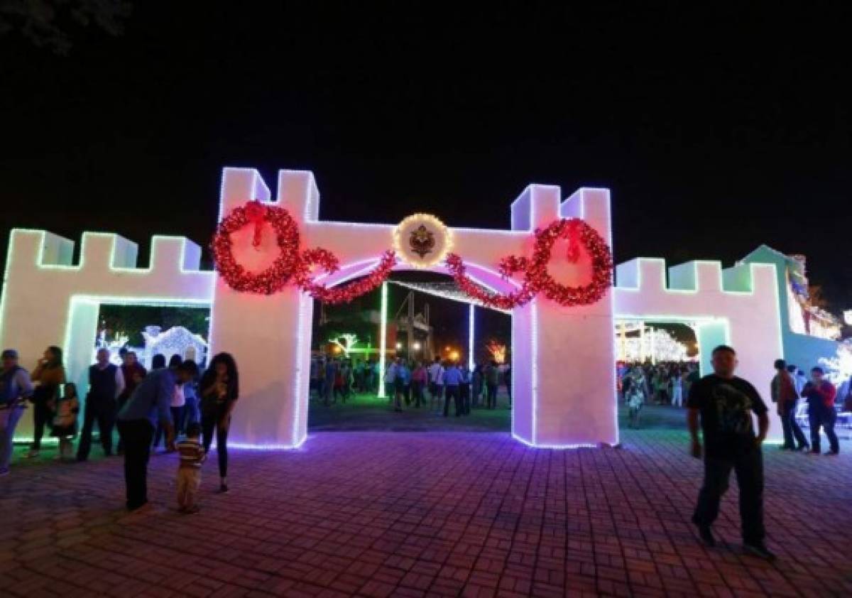 Inauguran colorida Villa Navideña en Tegucigalpa