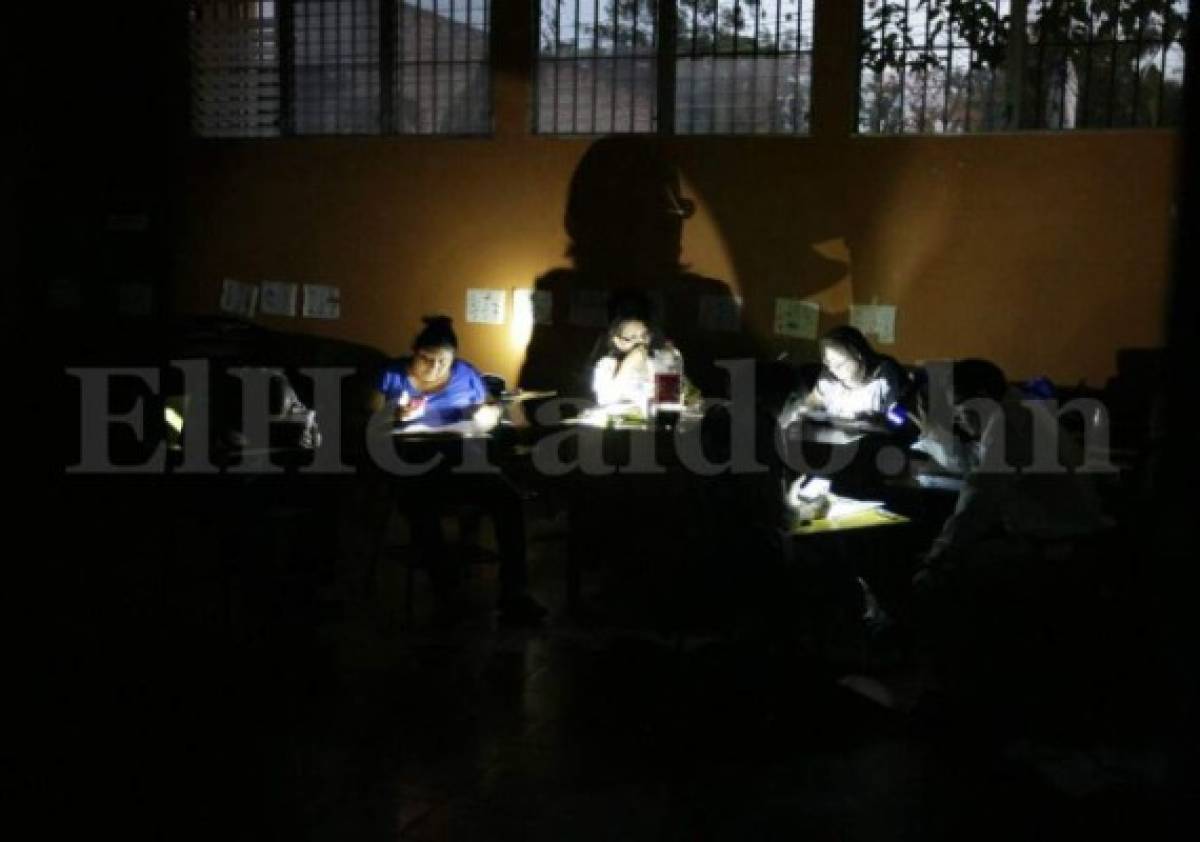 Honduras: Realizan escrutinio a oscuras por falta de energía eléctrica en la colonia Kennedy