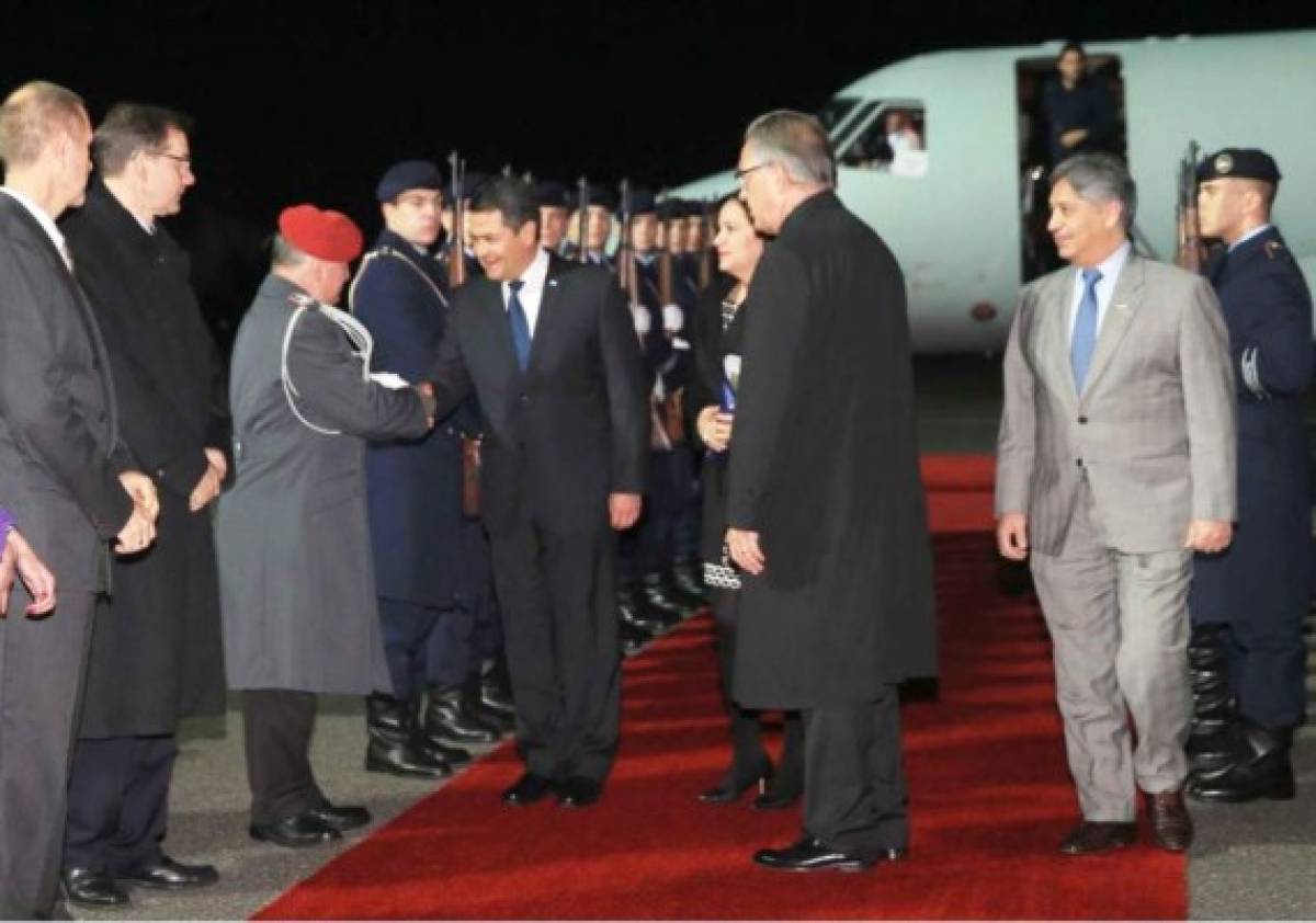 Presidente de Honduras llega a Alemania, invitado por Angela Merkel