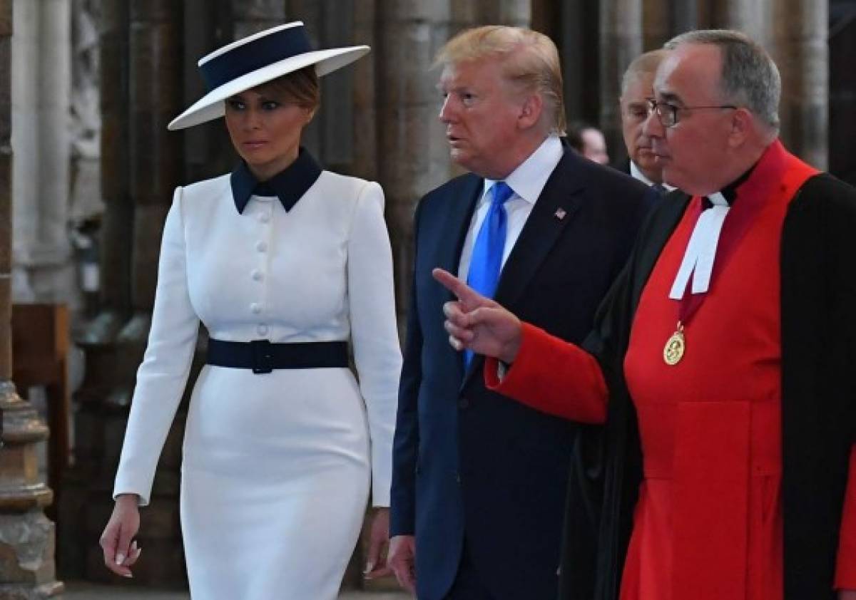 Dean of Westminster Abbey John Hall (R) directs US President Donald Trump (C) and US First Lady Melania Trump (L) during a visit to Westminster Abbey in central London on June 3, 2019, on the first day of the US president and First Lady's three-day State Visit to the UK. - US President Donald Trump met Queen Elizabeth II at Buckingham Palace on Monday after he kicked off his state visit to Britain by branding the London mayor a 'loser' and weighing in on the Brexit debate. (Photo by MANDEL NGAN / AFP)