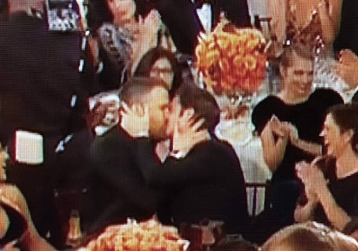 Captan por error a dos famosos actores dándose tremendo beso en los Globos de Oro 2017