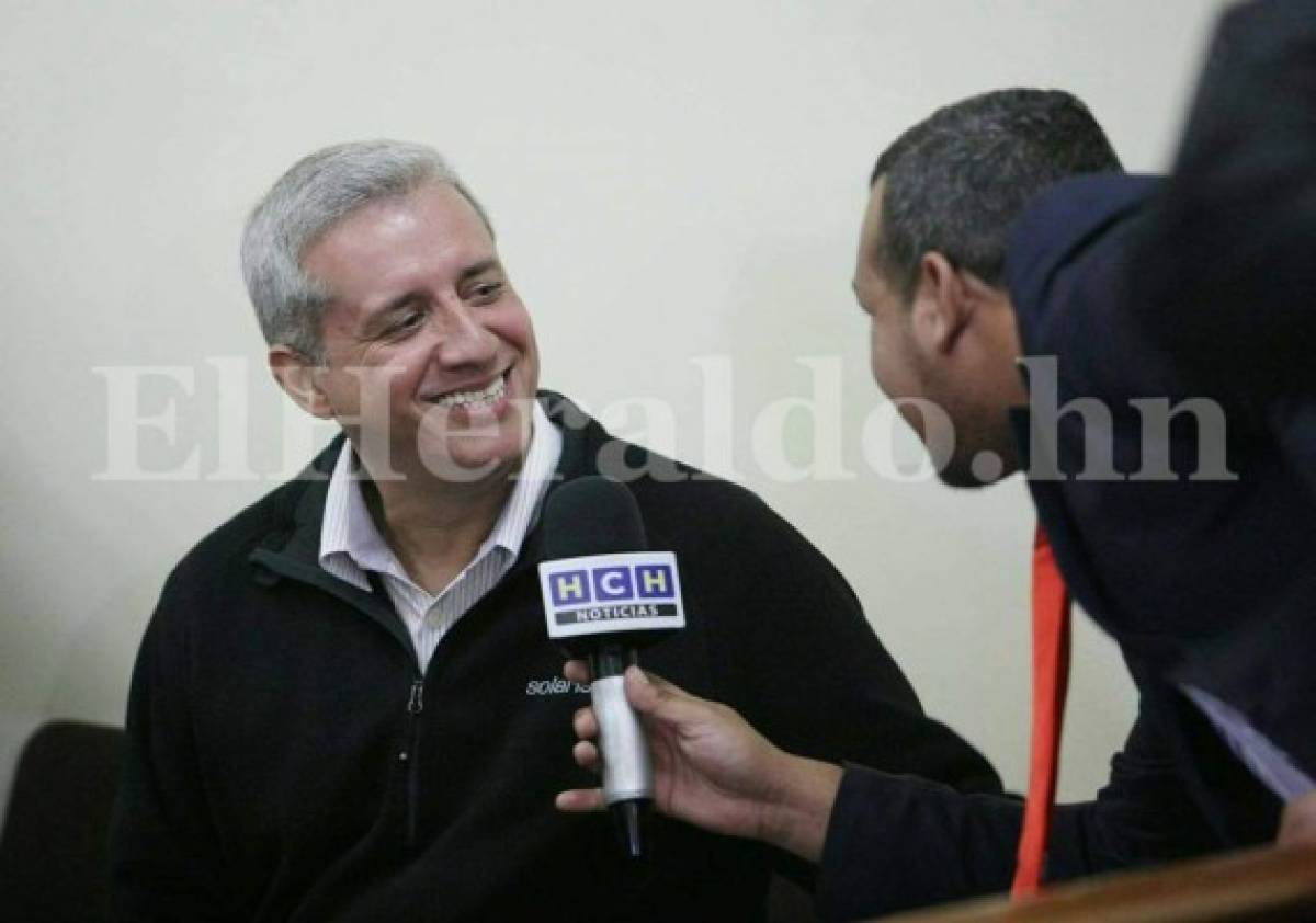 El exdirector del Seguro Social, Mario Zelaya, se mostró sonriente ante las consultas de un periodista de televisión, foto: EL HERALDO.