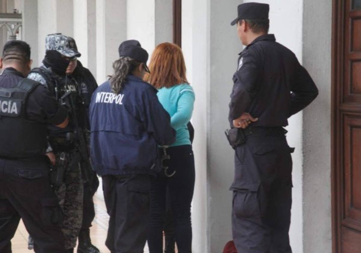 Tras su captura será puesta a disposición de la policía de Guatemala. Fotos cortesía Twitter Policía Nacional Civil de El Salvador