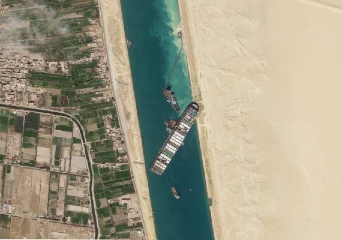 Reflotan parcialmente el buque Ever Given, que sigue varado en el Canal de Suez  