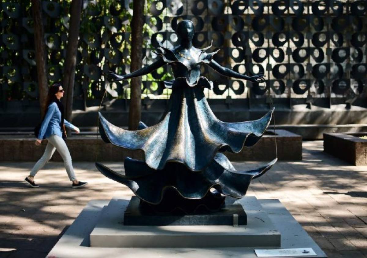 Salvador Dalí sale del museo y pasea en Reforma