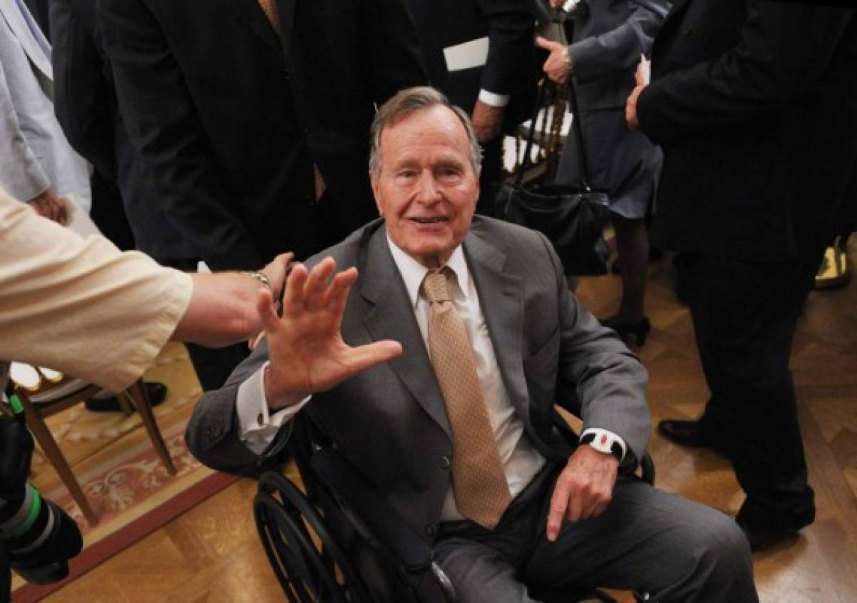 Expresidente de Estados Unidos George Bush hospitalizado tras funeral de su esposa