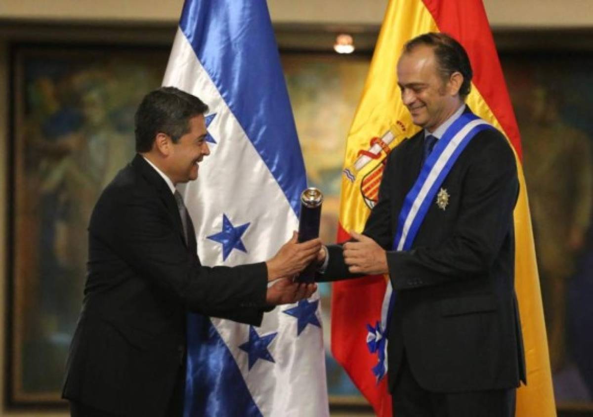 Condecoran al embajador de España con Orden Francisco Morazán en el grado Gran Cruz Placa de Plata 