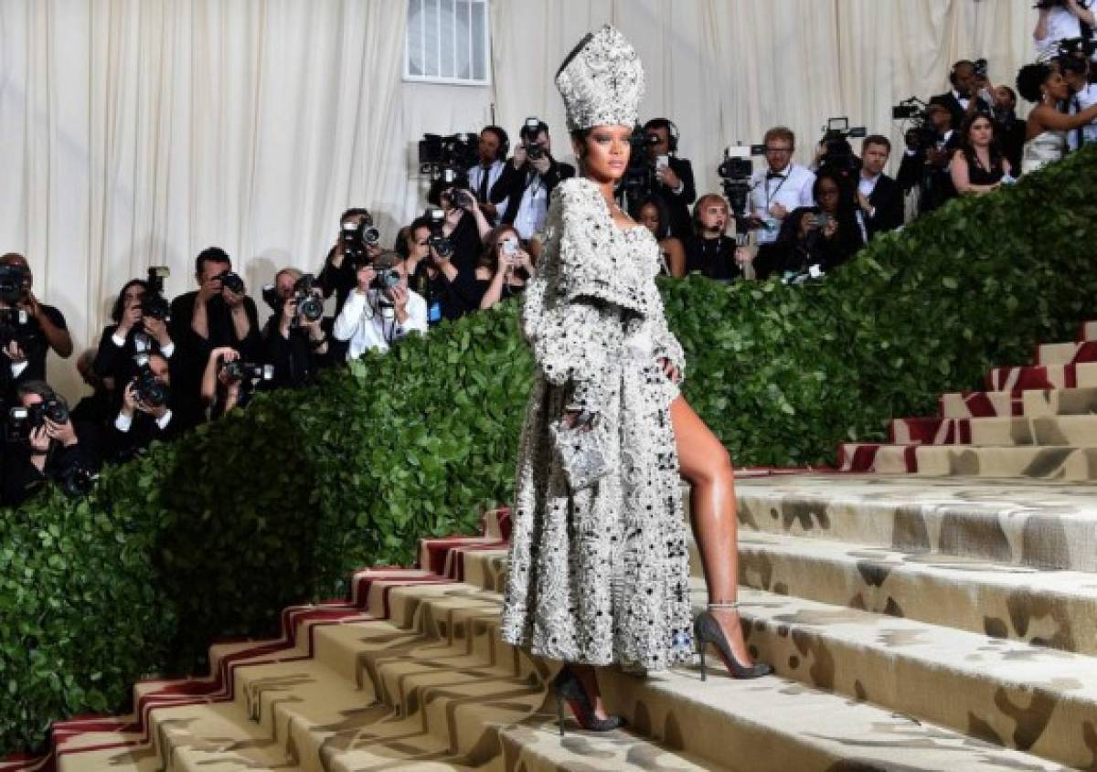 Gala Met 2018: Rihanna usa vestido católico y desata furia por 'blasfemia'