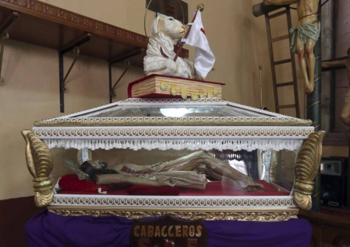 Artesanal ropaje portan imágenes procesionales para Semana Santa