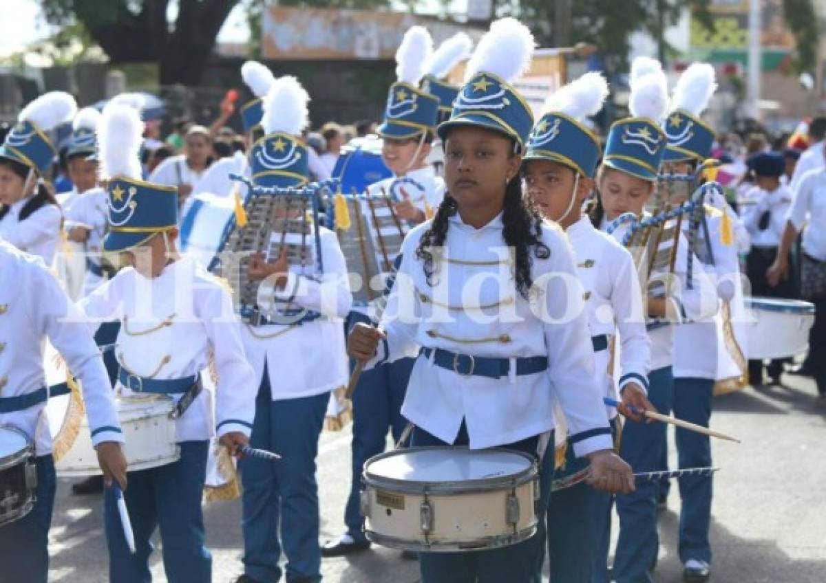 Desfiles: Estudiantes de primaria llenan de civismo la capital de Honduras