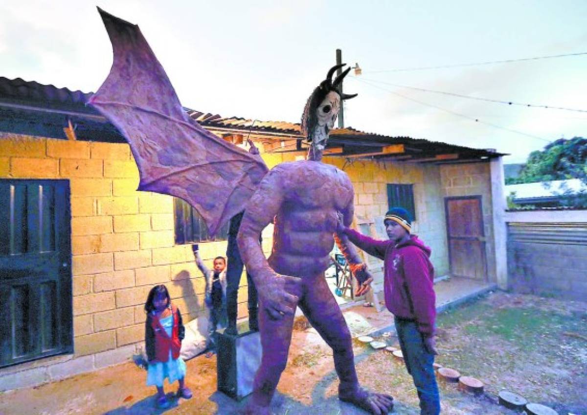 Un enorme personaje con alas y cuernos fue elaborado en el tradicional municipio de Ojojona, para representar el mal.Foto:Emilio Flores/EL HERALDO