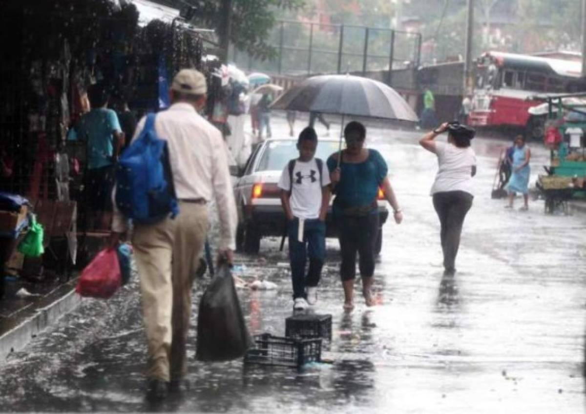 Honduras mantiene alertas por paso de tormenta Earl