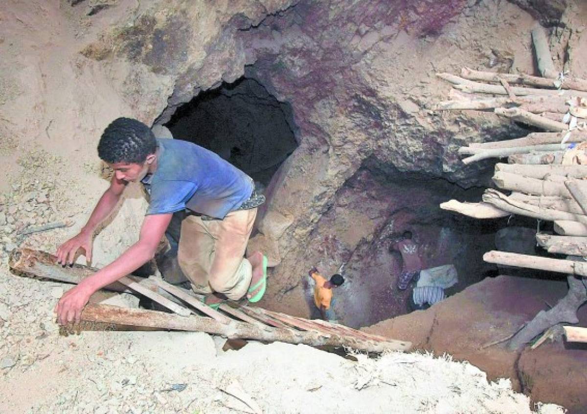 Choluteca: Tres de los 11 mineros soterrados dan señales de vida