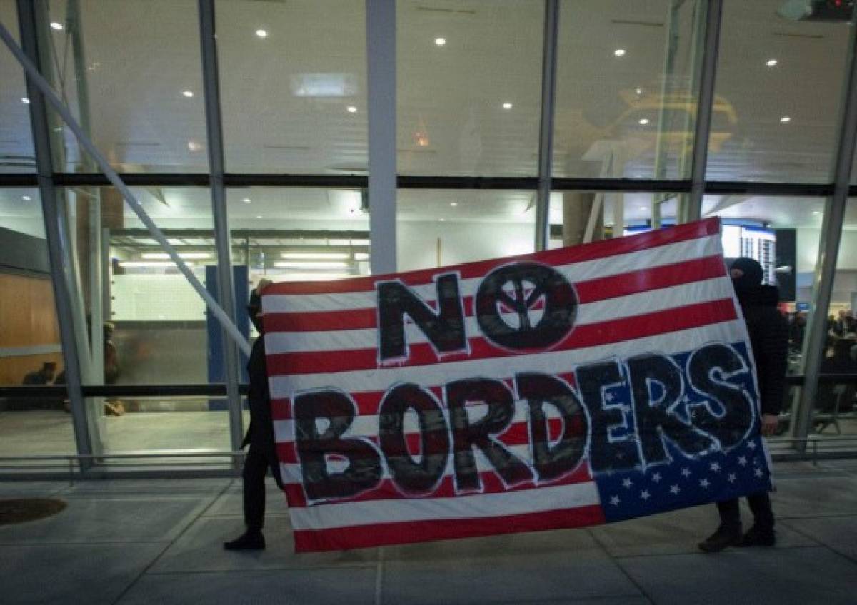 Decreto contra inmigrantes musulmanes perturba el aeropuerto JFK de Nueva York   