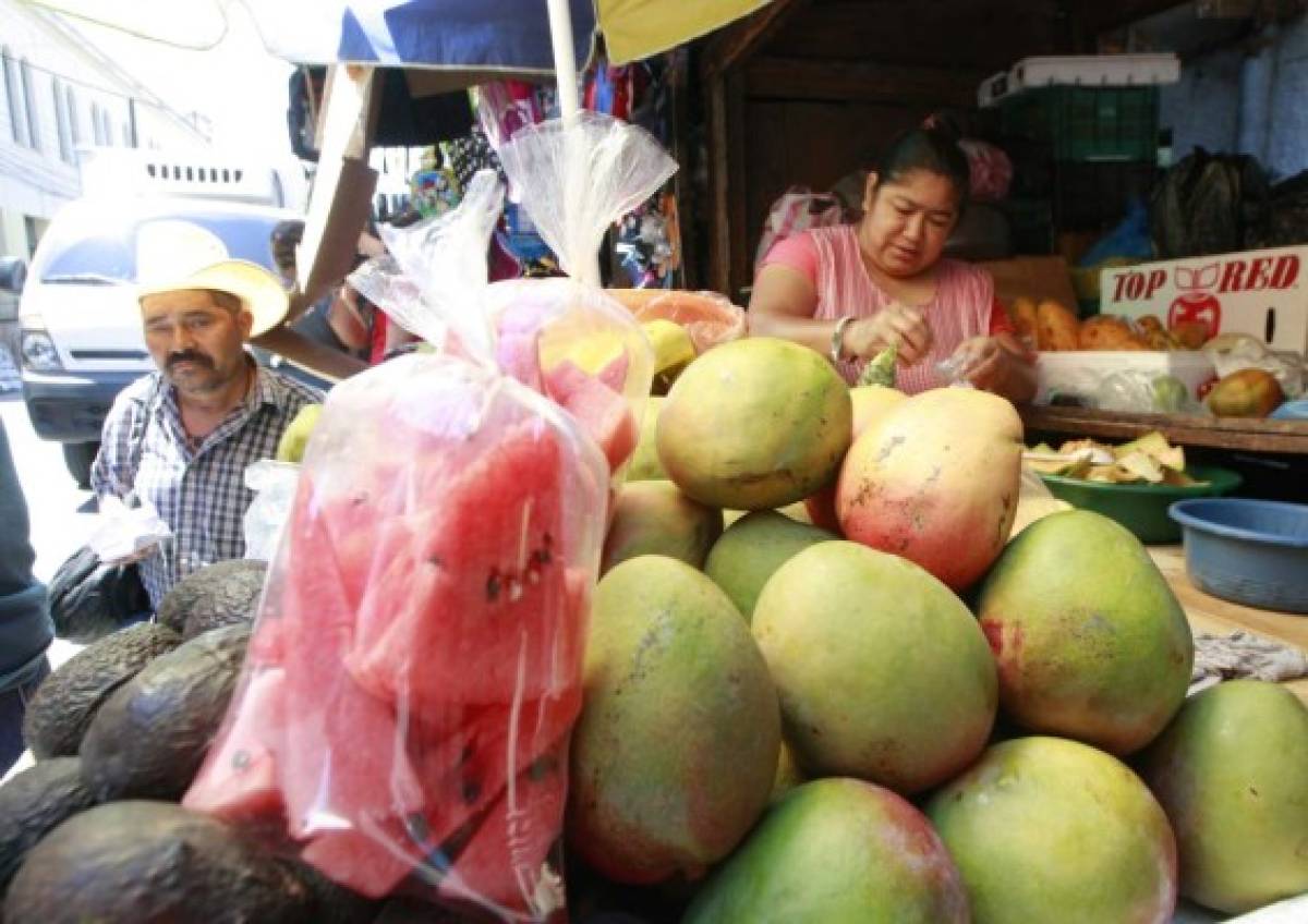 Frutas de la temporada llenan de sabor las plazas de venta