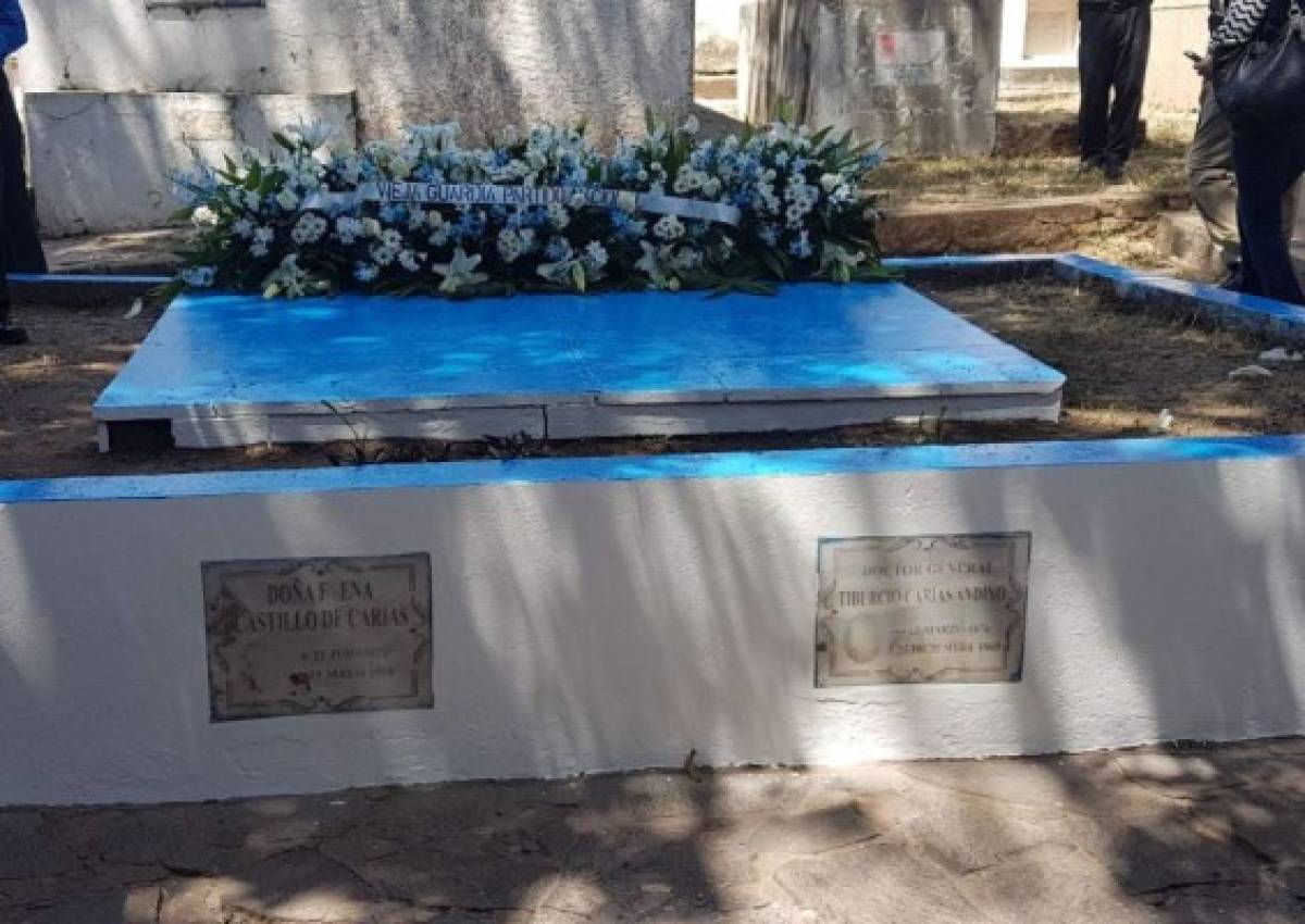 Partido Nacional rinde homenaje al general Carías Andino en el cementerio general 