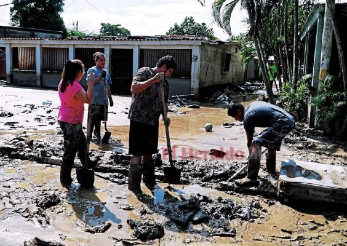 A levantarse del fango en las zonas afectadas de Honduras tras Eta y Iota