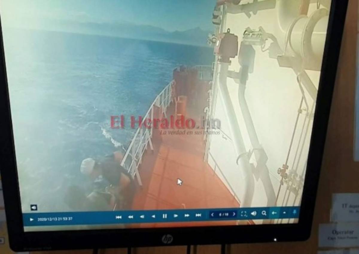 VIDEO: Marino Filipino no se cayó, se lanzó al mar de Tela desde el buque