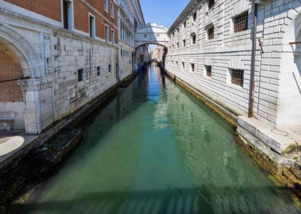 A view shows clear waters below the Bridge of Sighs in a Venice canal on March 18, 2020 as a result of the stoppage of motorboat traffic, following the country's lockdown within the new coronavirus crisis. (Photo by ANDREA PATTARO / AFP)