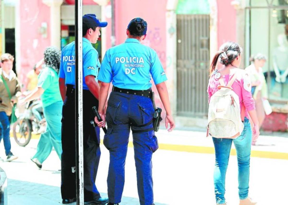 Viene certificación de miembros de la Policía Municipal hondureña