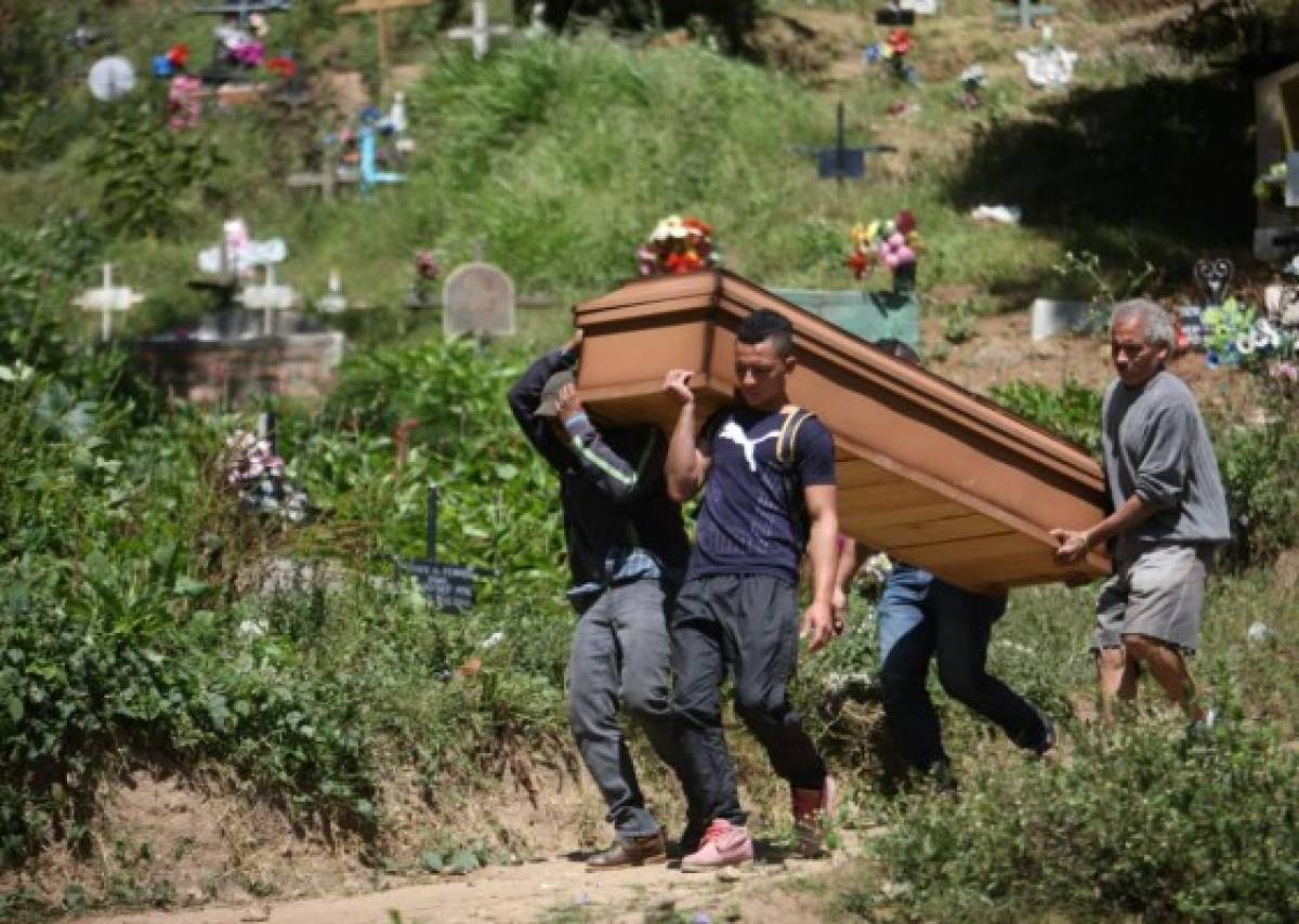La víctima fue enterrada en el cementerio del Durazno (Foto: Emilio Flores/ El Heraldo Honduras/ Noticias de Honduras)