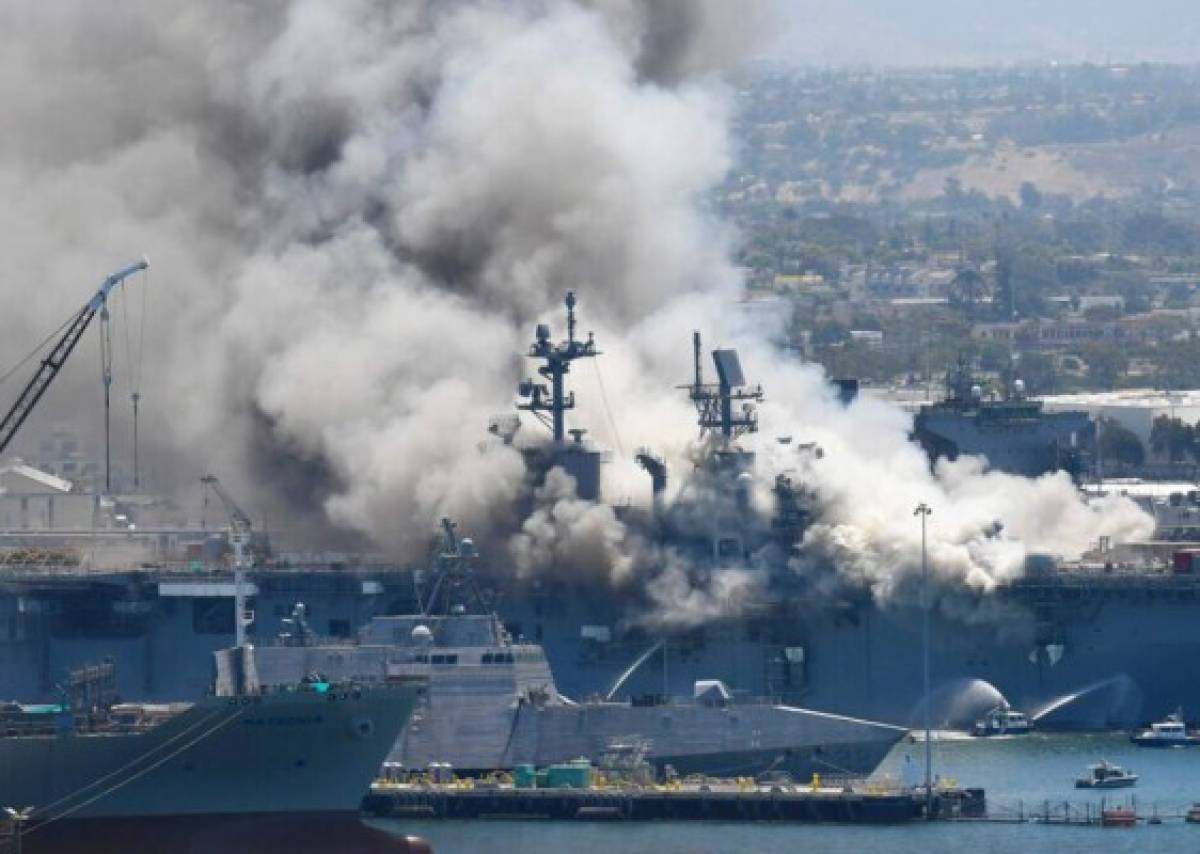 Continúa incendio en buque de Marina de EEUU; 57 lesionados