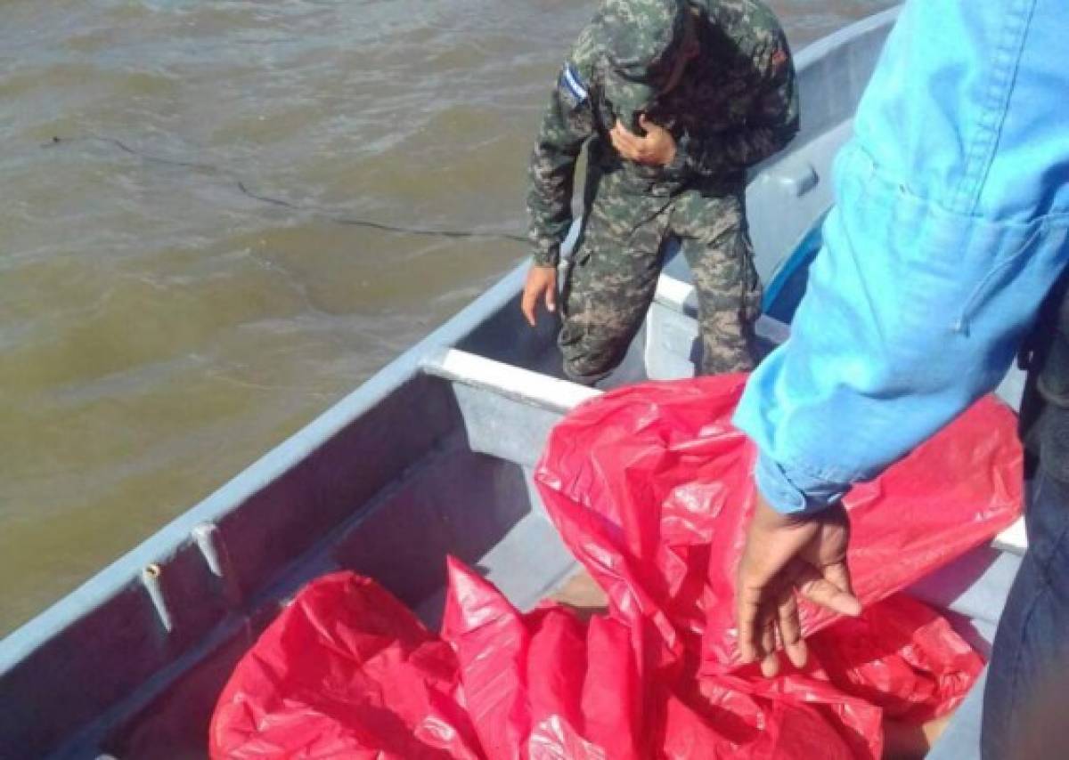 Lanchas de la Naval en pleno rescate de las víctimas del hundimiento en Caratasca.