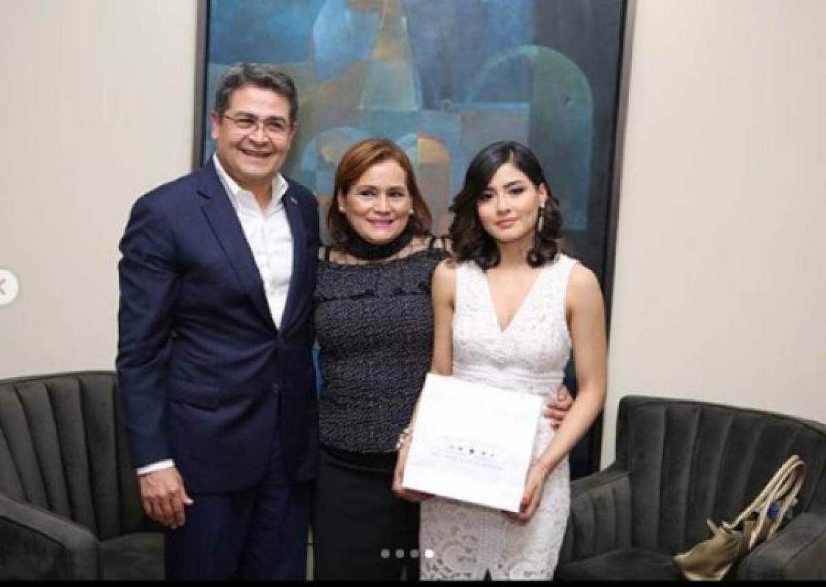 Momento en el que Banegas recibe el reconocimiento de manos del presidente Juan Orlando Hernández. Foto: cortesía Instagram banegaskatheryn.