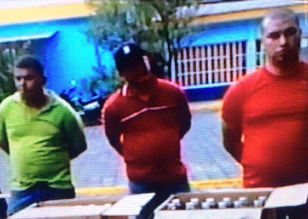 Policías hondureños ocultaban 10 mil dólares en cajas de cerveza