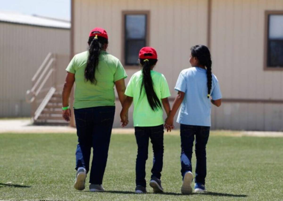 En centro de detención de inmigrantes, familias temen por coronavirus