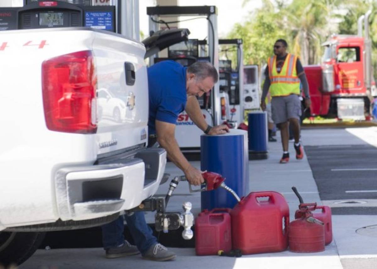Varias personas llevaban varios galones de combustibles. Foto: AFP