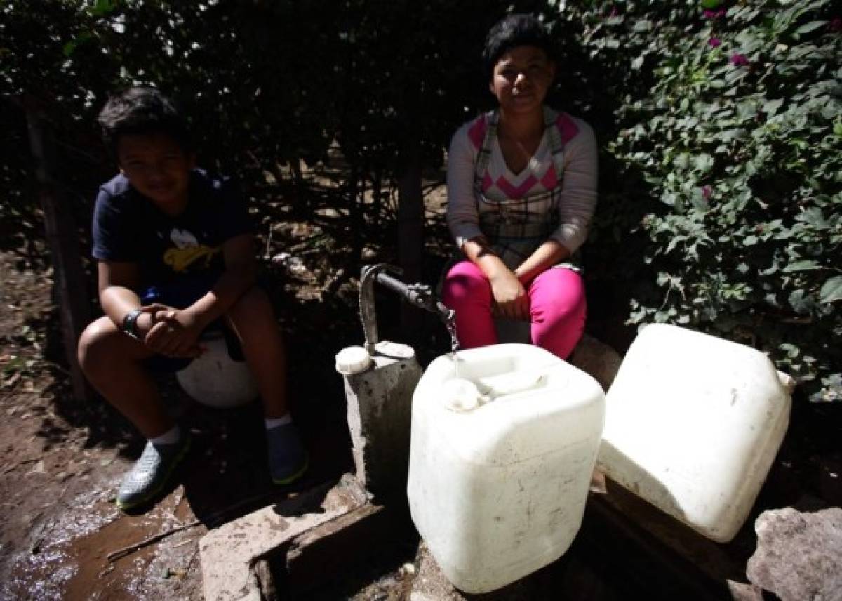 Con carros cisternas se abastecen de agua en barrios y colonias de la capital de Honduras