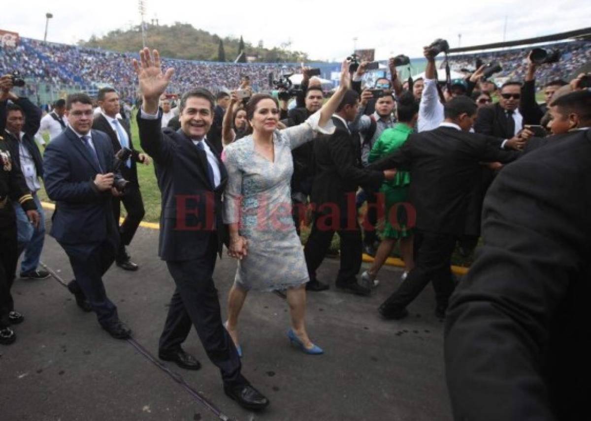 Ana García de Hernández deslumbra con elegante vestido durante toma de posesión