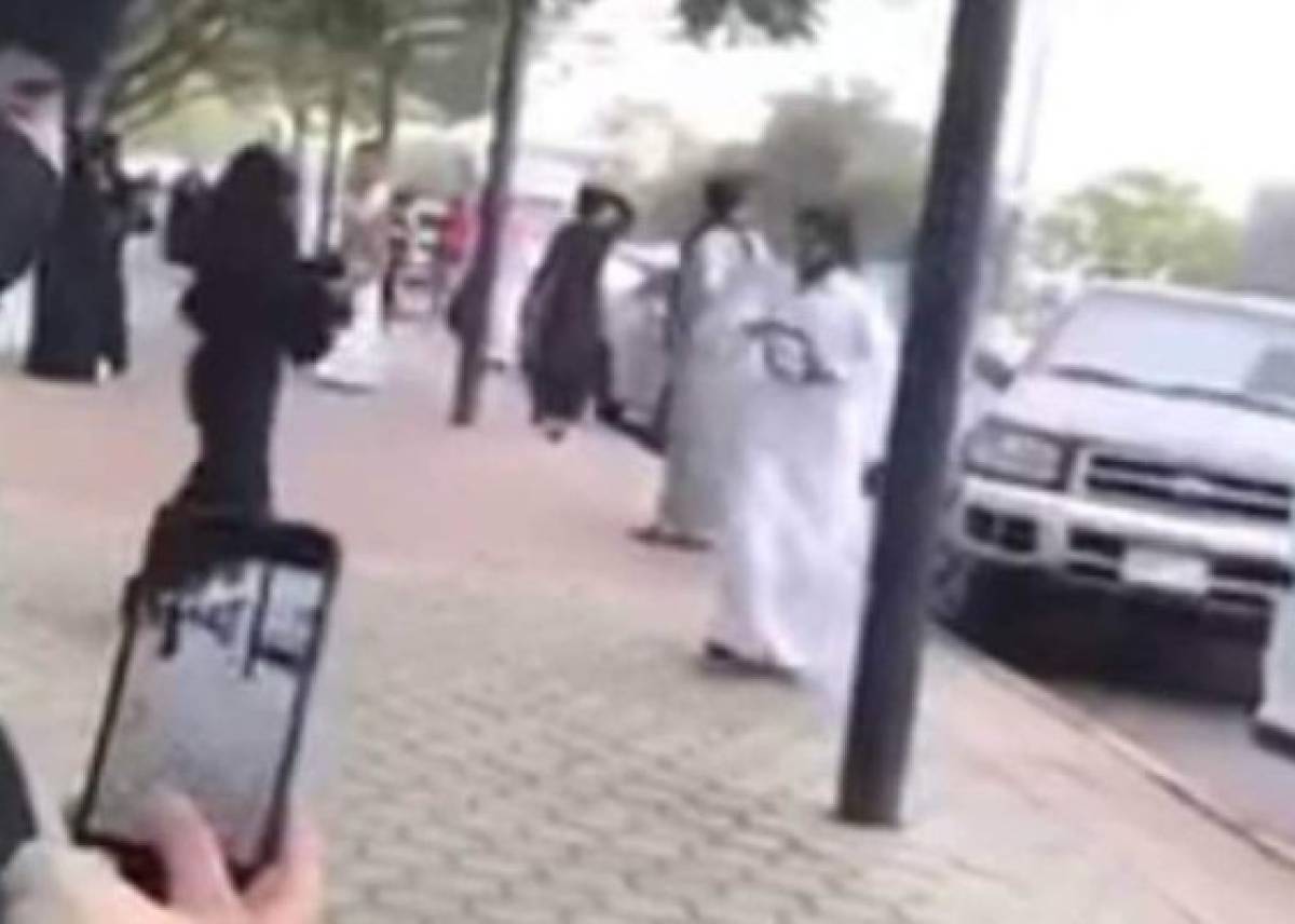 Los jóvenes fueron grabados bailando en la vía pública en Arabia Saudita.