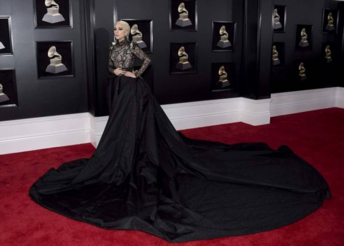 Lady Gaga deslumbra con largo y transparente vestido negro en los Grammy 2018
