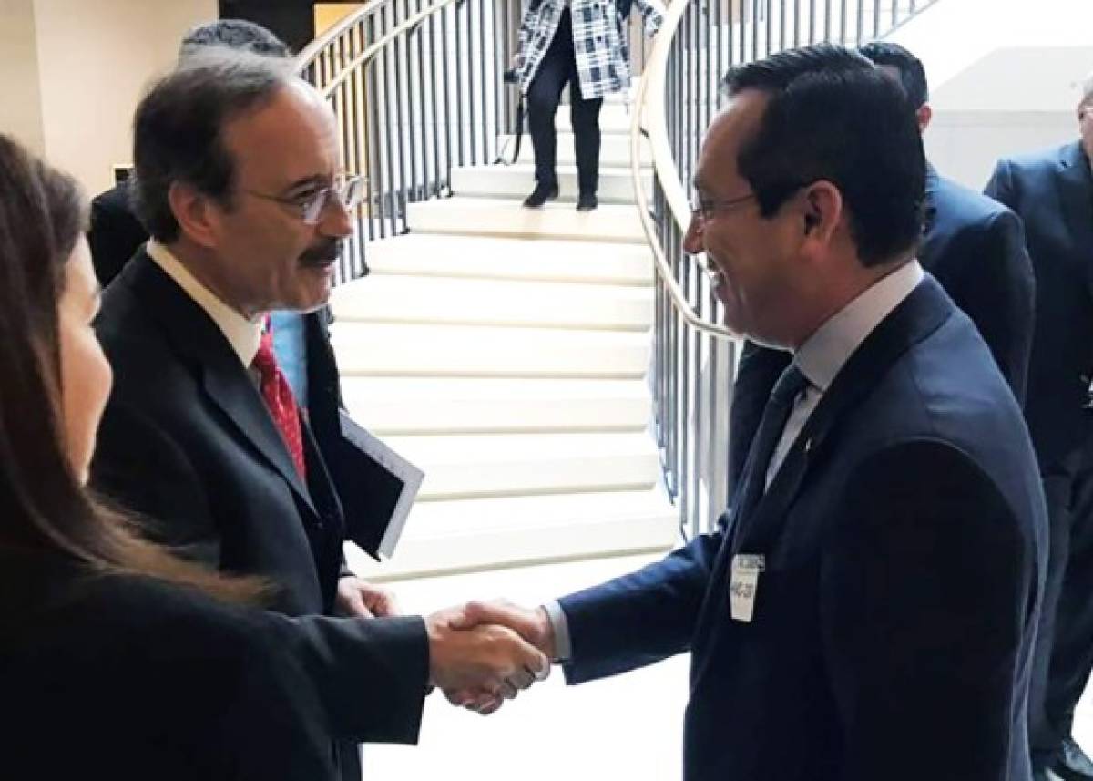 El embajador Marlon Tábora estrecha la mano del congresista por Nueva York, Eliot Engel.