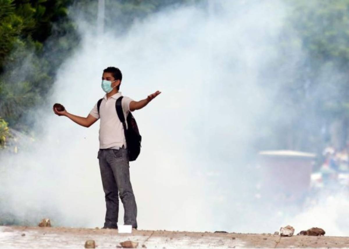 Chimbas, palos, piedras y hondas caseras en protesta frente a la UNAH