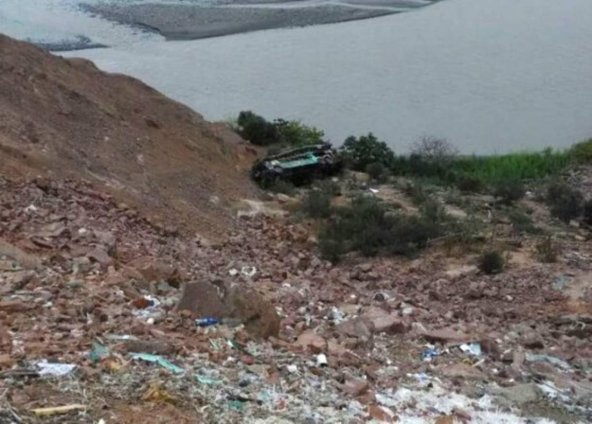 Al menos 36 muertos al caer autobús a un abismo en el sur de Perú