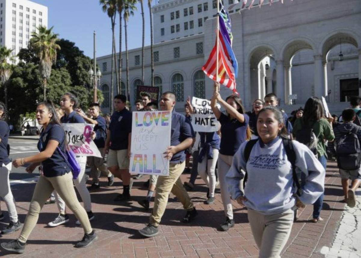 Gobierno de Donald Trump prepara normas sobre baños para LGBT