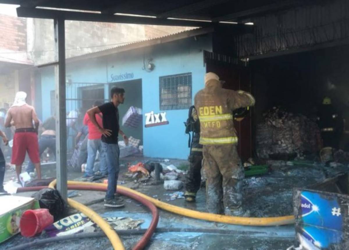 Incendio consume varias bodegas del barrio Medina de San Pedro Sula