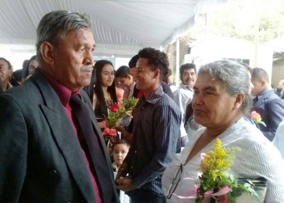 Doña Teresa y don Santos deciden sellar su amor con el sagrado vínculo del matrimonio.