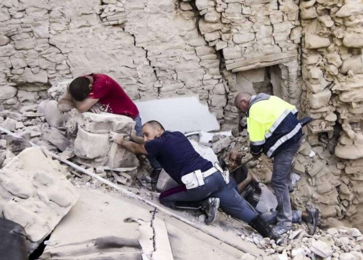 Niña de 8 años rescatada tras sismo en Italia