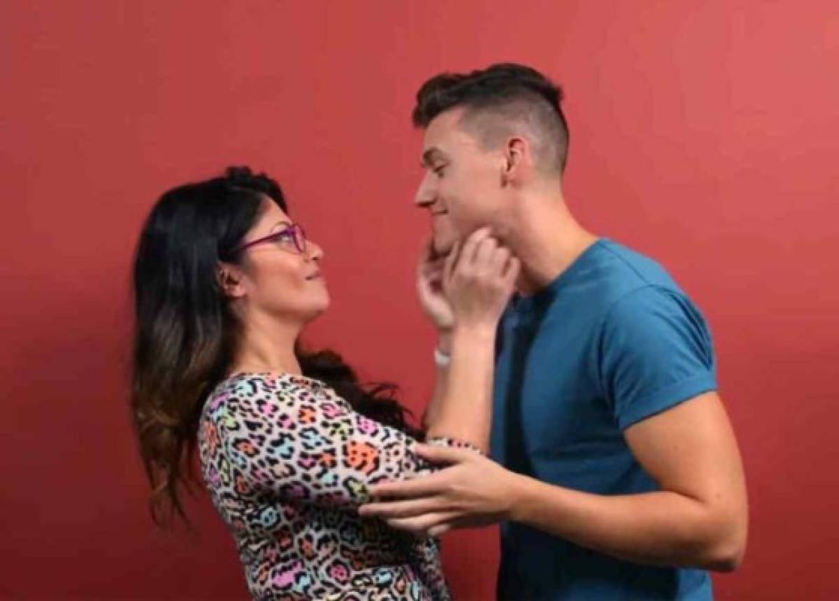 Hombres gays besan por primera vez a una mujer