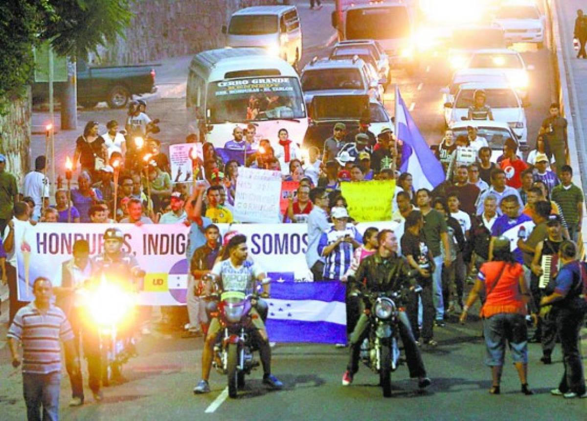 Otros 'indignados” hacen sus marchas de antorchas en la capital de Honduras